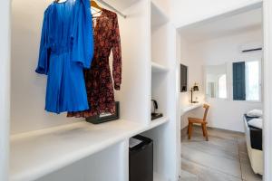 易莫洛林Amaze Suites的更衣室里墙上挂着一件蓝色连衣裙