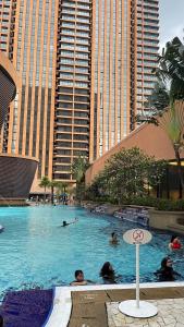 Kolam renang di atau dekat dengan Luxury Apartment By Times Square Kuala Lumpur
