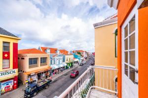 El barrio en el que está el hotel o un barrio cercano