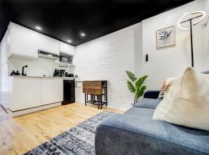 Kuchyň nebo kuchyňský kout v ubytování Stylish-24 1-Bedroom in HoMa Montreal