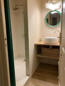 Bilik mandi di Maison Mâje +6 gambar