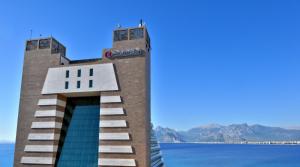 un edificio con una escalera que conduce al agua en Ramada Plaza Antalya, en Antalya
