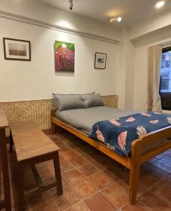 Postel nebo postele na pokoji v ubytování Davu Gallery Cafe