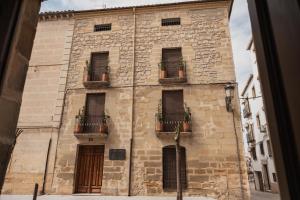 バエサにあるBonita Burell Boutiqueの側面にバルコニーがある建物