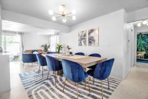 ein Esszimmer mit einem Tisch und blauen Stühlen in der Unterkunft Madeira Beach Family & Pet Friendly Luxury Getaway in Seminole