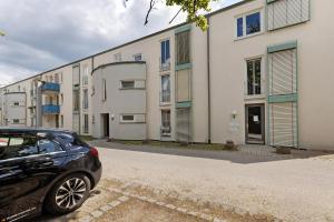 エンゲンにあるeva Ferienwohnungの建物の前に停車する車