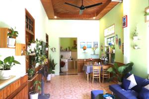 Posezení v ubytování Blue Sea House Quảng Bình - Căn hộ 2 phòng ngủ, phòng khách và phòng bếp