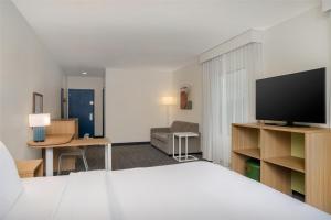TV a/nebo společenská místnost v ubytování Spark by Hilton Rahway