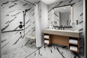 The Nobleman Fort Worth, Tapestry Collection By Hilton的一间浴室