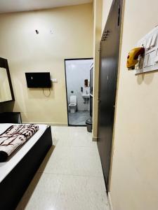 ウッジャインにあるRS Homestayのベッド1台、バスルーム(トイレ付)が備わります。 +7枚の写真