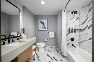 The Nobleman Fort Worth, Tapestry Collection By Hilton的一间浴室