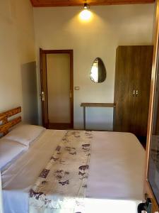a bedroom with two beds and a mirror at Velaj Guest House in Cfir