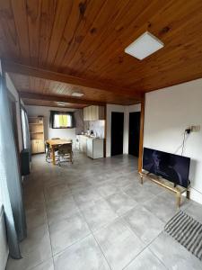 a large living room with a wooden ceiling at Tu hogar para vacacionar in Mar del Plata