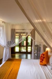 ウナワトゥナにあるデューンズ ウナワトゥナ ホテルのベッドルーム1室(白いベッド1台、屋根裏部屋付) +156枚の写真