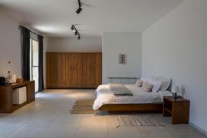 En eller flere senge i et værelse på La Mounia Kobayat