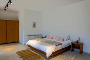 En eller flere senge i et værelse på La Mounia Kobayat