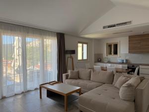 Гостиная зона в One Bedroom Sea View Apartment - Lustica Marina Village