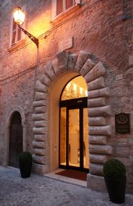 アスコリ・ピチェーノにあるAlbergo Sant'Emidioのレンガ造りの建物の入口
