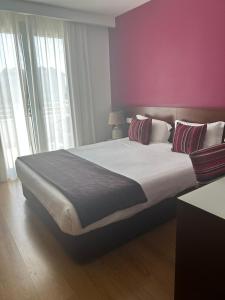 Postel nebo postele na pokoji v ubytování Hotel Coroa de Fátima