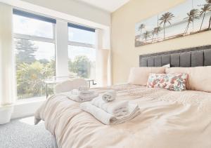 a bedroom with a bed with towels on it at Stylish & Modern 2BR Flat nr Nottingham City Centre in Nottingham