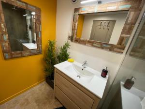 ein Badezimmer mit Waschbecken und Spiegel in der Unterkunft Chambres et tables d hôtes du Boiziller in Saint-Michel-Mont-Mercure + 53 Fotos