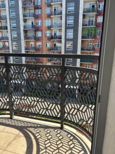 een balkon met uitzicht op een gebouw bij Comfortable appartment in Salor Bekati