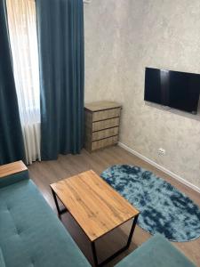 een woonkamer met een bank en een flatscreen-tv bij Comfortable appartment in Salor Bekati