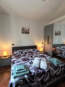 a bedroom with a large bed in a room with two lamps at Villa Pulcinella in Spoleto