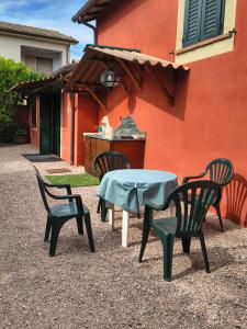 a table and four chairs and a table and a table and chairs at Villa Pulcinella in Spoleto