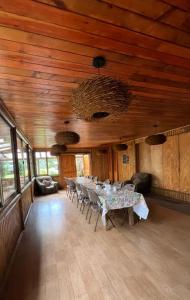 comedor grande con mesa larga y sillas en Chez Jérôme, en Hanga Roa