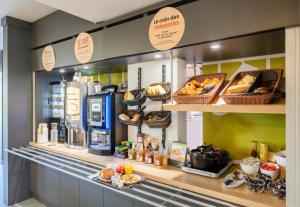 a bakery with breads and pastries on display at B&B HOTEL Agen in Agen