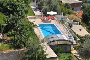 una vista aérea de una piscina en una casa en Apartment Bayer en Herceg-Novi