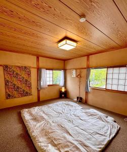 白山市にある白山麓の隠れ宿Takeoの窓付きの客室の大型ベッド1台分です。