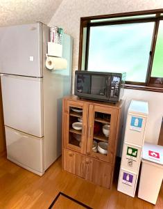 白山麓の隠れ宿Takeoにあるキッチンまたは簡易キッチン