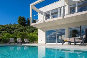 Bazén v ubytovaní NEW! Seaview Villa ABA with 38sqm heated infinity pool, 4 bedrooms, Media room, 150m from sea alebo v jeho blízkosti