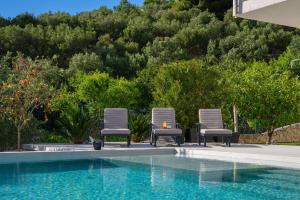 Bazén v ubytovaní NEW! Seaview Villa ABA with 38sqm heated infinity pool, 4 bedrooms, Media room, 150m from sea alebo v jeho blízkosti