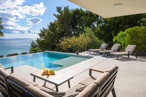 Bazén v ubytovaní NEW! Seaview Villa ABA with 38sqm heated infinity pool, 4 bedrooms, Media room, 150m from sea alebo v jeho blízkosti