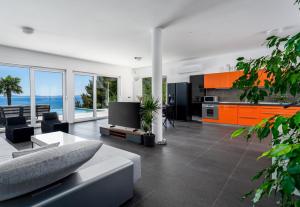 Posedenie v ubytovaní NEW! Seaview Villa ABA with 38sqm heated infinity pool, 4 bedrooms, Media room, 150m from sea