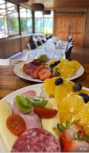 dos platos de comida en una mesa de madera en Chez Jérôme, en Hanga Roa