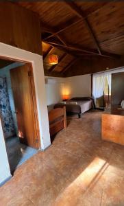 Habitación grande de 2 m2 con 1 cama y 1 cama en Chez Jérôme, en Hanga Roa