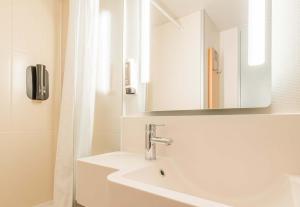 A bathroom at B&B HOTEL Strasbourg Sud Geispolsheim