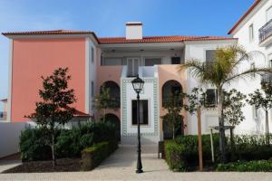 a house with a street light in front of it at Esplendor beiramar refúgio na Praia del Rey B9 in Amoreira