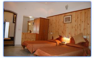 Una cama o camas en una habitación de Hotel Ishan Villa 38 fotos más