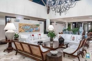 Ruang duduk di El Cocotal Exclusive 10BR Villa, in Casa de Campo Luxury Resort