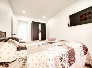 Μια τηλεόραση ή/και κέντρο ψυχαγωγίας στο Spacious 4-Bedrooms in HoMa Montreal 22