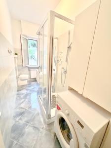 pralka w łazience z prysznicem w obiekcie A 5 minuti dal mare - Dolphin Beach House w mieście Spotorno