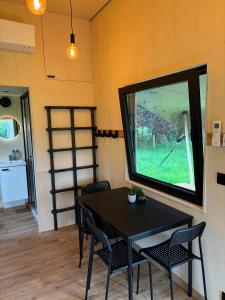 Sjónvarps- og/eða afþreyingartæki á Tiny House in the Nature of Bruges