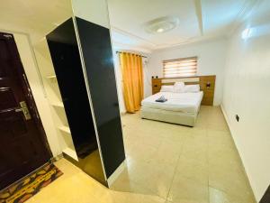 Postel nebo postele na pokoji v ubytování Barklayz Hotel and suites