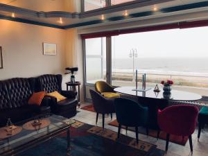 Una sala de estar con vista al mar. en Wangerooge Haus Monopol - Wohnung Bella Estella, en Wangerooge