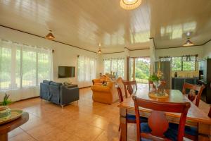 a living room with a couch and a table at Casa Ceiba in San Francisco